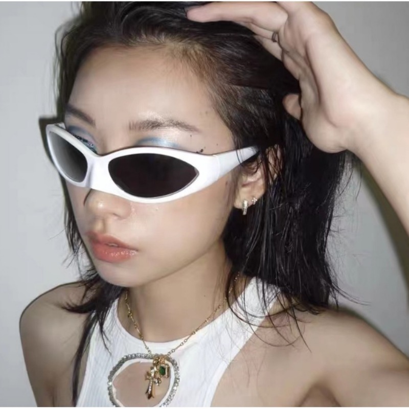 Mens Fashion In The 2000S - Y2K サングラス 2000年代 レトロ バット型サングラス メンズ